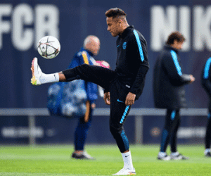 Neymar tâng bóng thua ông chủ Facebook
