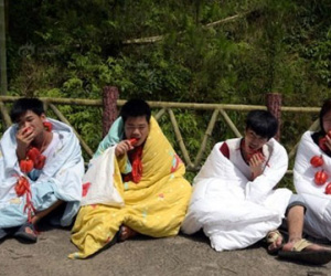 Thanh niên Trung Quốc quấn chăn, ăn ớt giữa tiết trời 38 độ