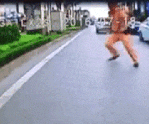 Trung úy cảnh sát: "Tôi chỉ giơ chân bật nhảy để tránh nguy hiểm"