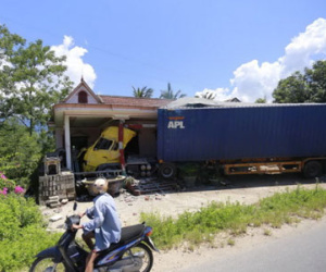 Xe containner mất lái chui thẳng vào nhà dân