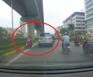 Clip: Mẹ chở con nhỏ chạy ngược chiều trong hầm chui Thanh Xuân