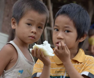 Ở nơi khi đau răng lấy dùi sắt nung đỏ đâm vào lỗ sâu