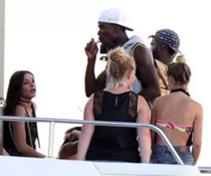 Pogba và Lukaku bị bắt gặp phì phèo thuốc lá bên dàn chân dài
