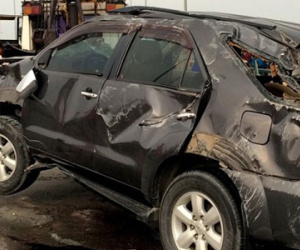 Toyota Corolla nát bét vẫn bon bon chạy bằng vành