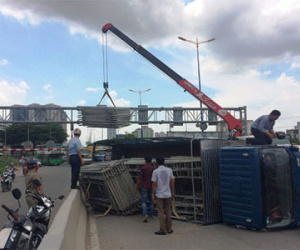 Xe chở giàn giáo lật, một làn cầu Sài Gòn bị phong tỏa