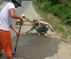 Xôn xao clip cán bộ giao thông trách mắng người dân vì tự ý vá đường