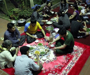 Chàng Tây "toát mồ hôi hột" khi ngồi ăn cỗ ở Việt Nam