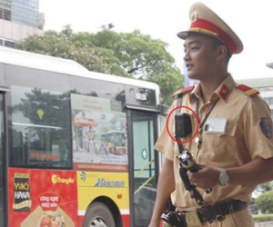 Clip: Cảnh sát giao thông gắn camera lên áo khi làm nhiệm vụ