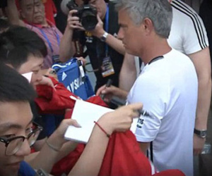 Cộng đồng mạng SỮNG SỜ khi Mourinho từ chối ký áo đấu của Chelsea