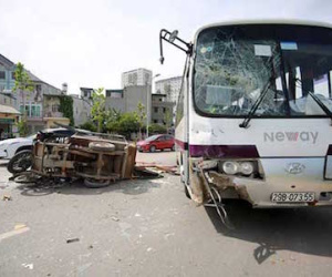 Giật mình: Xe máy chạy ngược chiều trên phố với “tốc độ bàn thờ”