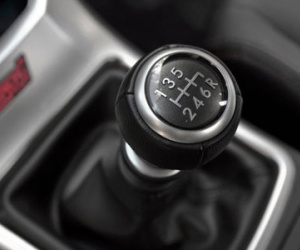 Kẻ cướp ôtô bị bắt vì không biết lái xe số sàn