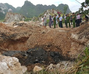 Phát hiện hố chôn chất thải nghi độc hại ở Hải Dương