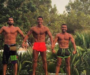 Ronaldo so đọ bụng sáu múi với bạn thân