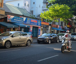 Tranh luận chuyện xe hơi "đậu ngu" trước hàng quán