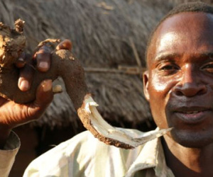 Tục kỳ lạ ở Malawi: Thuê người đưa con gái "vào đời"