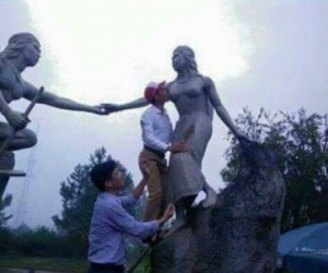Cán bộ đụng chạm ngực tượng đá thiếu nữ là do… say rượu?