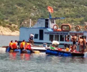 Náo loạn cứu hàng trăm du khách rơi xuống biển vì nhà hàng sập