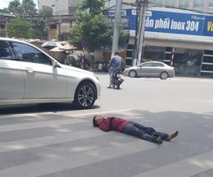 Người đàn ông nằm ăn vạ giữa đường Cát Linh, Hà Nội