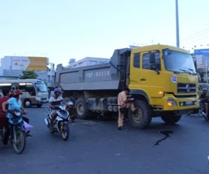 Nữ sinh lớp 9 bị xe tải kéo lê dưới gầm trên đường đi học về