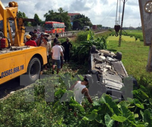 Tàu hỏa đâm xe Audi văng xuống mương nước, 2 người bị thương