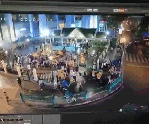 "Xe điên" lao vào đền Erawan ở Bangkok, 6 người bị thương
