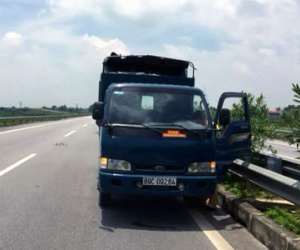 Bị CSGT truy đuổi, tài xế vứt xe giữa đường cao tốc