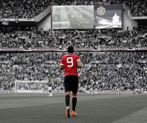 Giận bị Ibrahimovic "cướp" áo số 9, Martial "dứt tình" MU