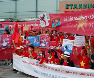 Người Việt "nhuộm đỏ" Seoul, biểu tình phản đối TQ