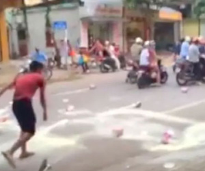 Video ghi lại toàn bộ vụ ông bố bị bắt vì đập sữa trước siêu thị