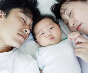 8 lợi ích bất ngờ chỉ những em bé ngủ chung giường với bố mẹ mới có