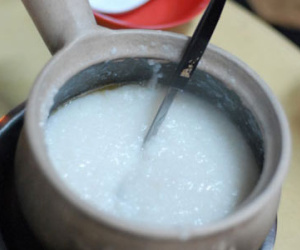 Bé sơ sinh suýt mất mạng vì cách nấu cháo các bà các mẹ hay làm
