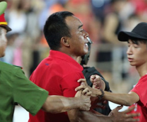 CĐV Hải Phòng lao xuống sân đòi "ăn thua" với trọng tài