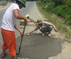 Đình chỉ công tác 3 cán bộ giao thông trách mắng dân tự sửa đường