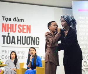 Hồ Văn Cường bị khán giả vây kín khi đi diễn ở chùa