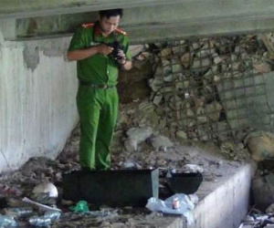 Thùng gỗ nghi chứa xác thai nhi trôi trên rạch ở Sài Gòn