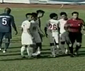 Trọng tài quên mang thẻ ở V-League