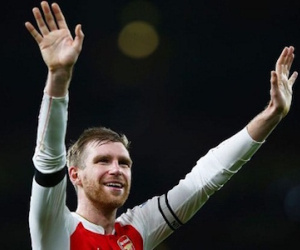 Chấn thương đầu gối, Mertesacker có thể vắng mặt tới 5 tháng