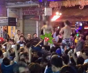 Clip: Đôi trai gái Tây vừa tụt quần vừa nhảy nhót gây xôn xao ở phố Bùi Viện