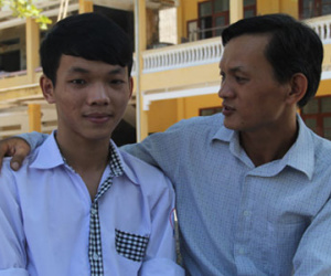 Con trai người bán hàng rong đạt điểm khối A cao nhất Thanh Hóa