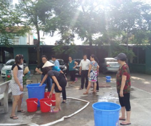 Người Hà Nội nhịn tắm, đi vệ sinh nhờ vì mất nước 3 tháng ròng