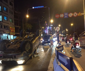 Ôtô lật ngửa, bốc cháy dữ dội trên cầu vượt giữa Thủ đô