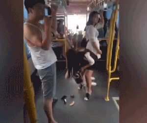 Xe phanh gấp, chàng trai bị cô gái kéo tụt quần