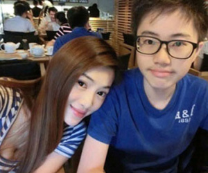 3 ông bố, bà mẹ bị nhầm là người yêu của con