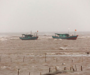 Bão số 1 đổ bộ vào Nam Định, cứu nạn 5 ngư dân