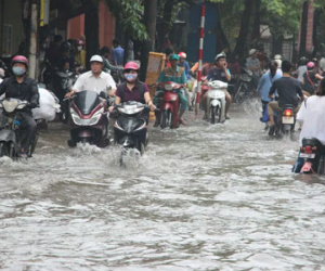 Bão tiến sát đất liền, đêm nay Hà Nội mưa rất to