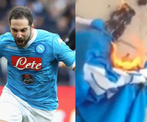 Higuain bị fan đốt áo, ném hình vào bồn cầu