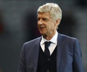 HLV Wenger xác nhận tìm mua trung vệ