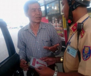 Tước hàng loạt phù hiệu Bộ Công an gắn trên ô tô tư nhân