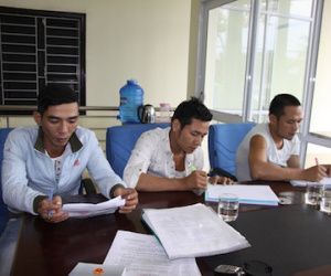 Viết đơn xin "tự nguyện ở lại trụ sở công an" để hợp tác điều tra