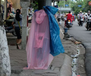 Áo mưa 10 nghìn đồng chứa chì có thực sự làm tổn thương đến não người mặc?